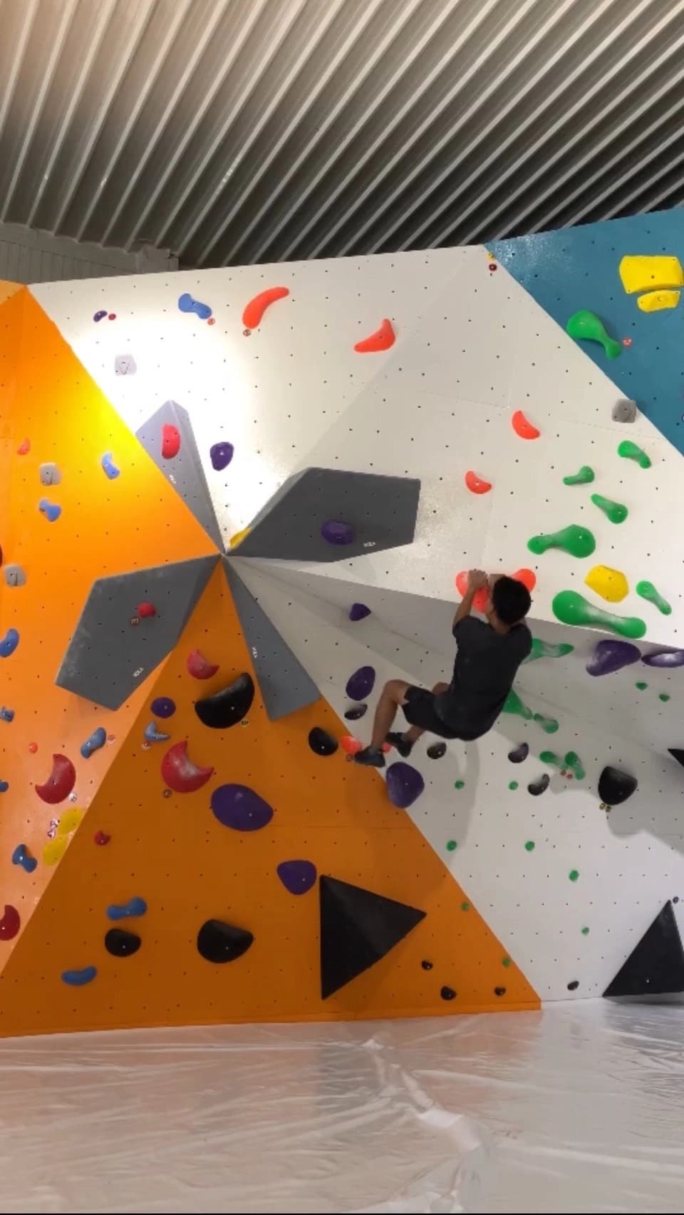 Ascentory Climbing Gym (แอสเซนทอรี่ ยิมปีนผา)