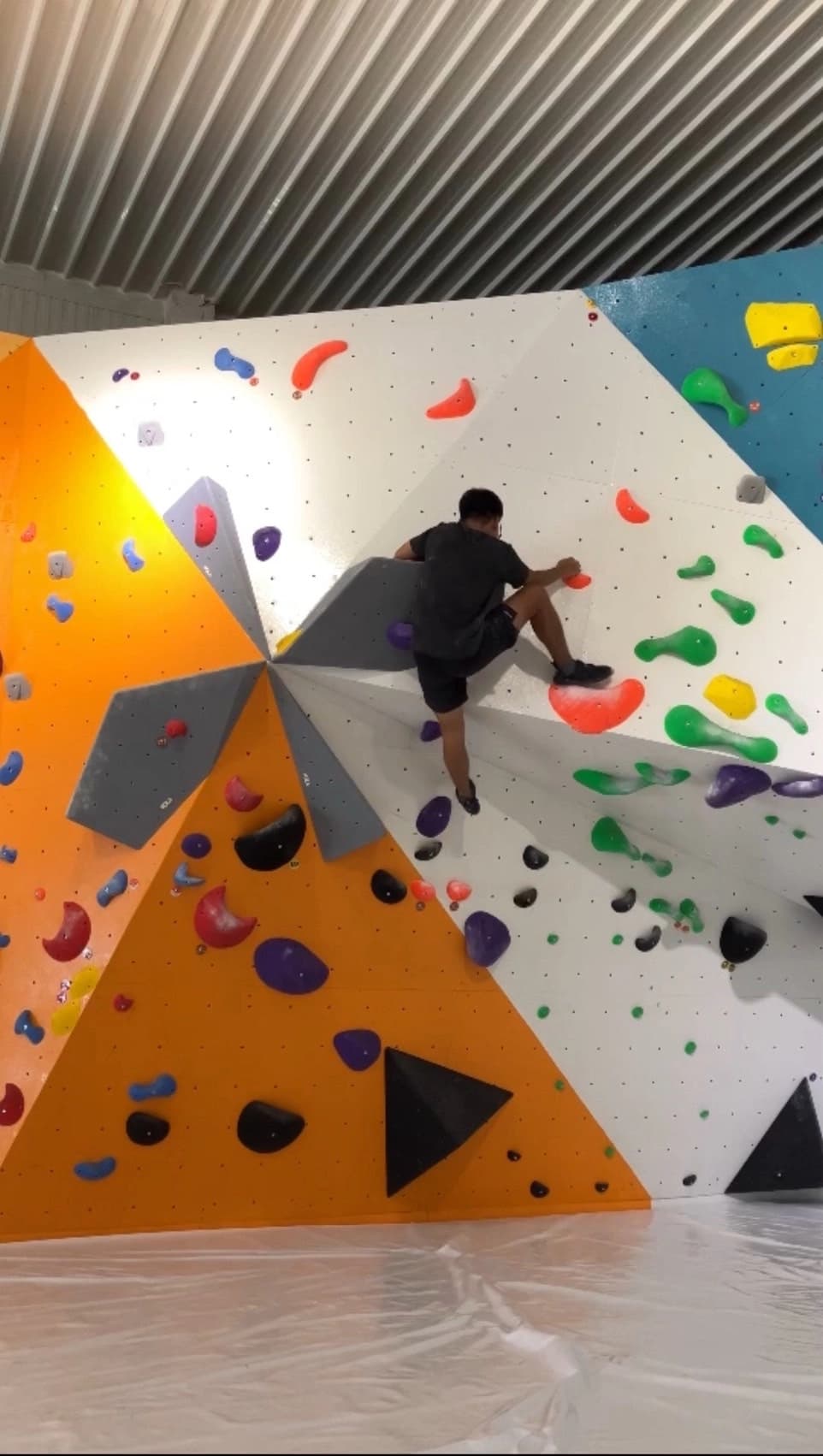 Ascentory Climbing Gym (แอสเซนทอรี่ ยิมปีนผา)
